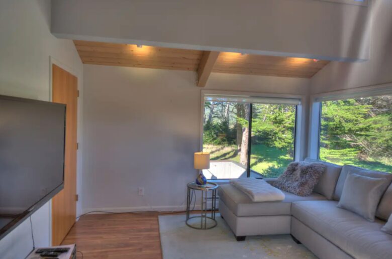 Additional media area with pull-out-sofa