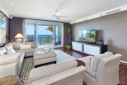 Home Exchange in Kahuku, HI, oceanfront living room with patio