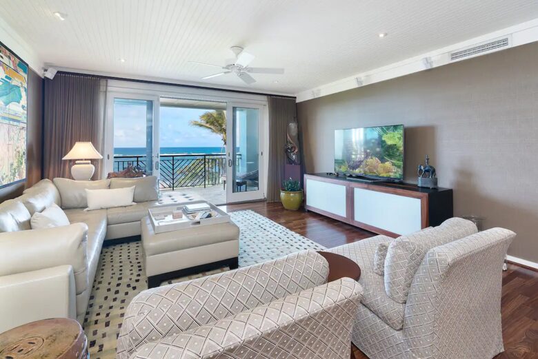 Home Exchange in Kahuku, HI, oceanfront living room with patio
