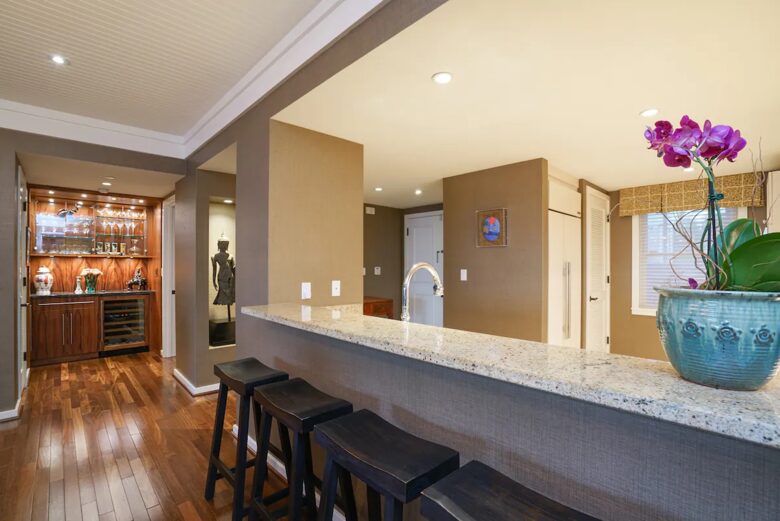 Home Exchange in Kahuku, HI, kitchen bar seats