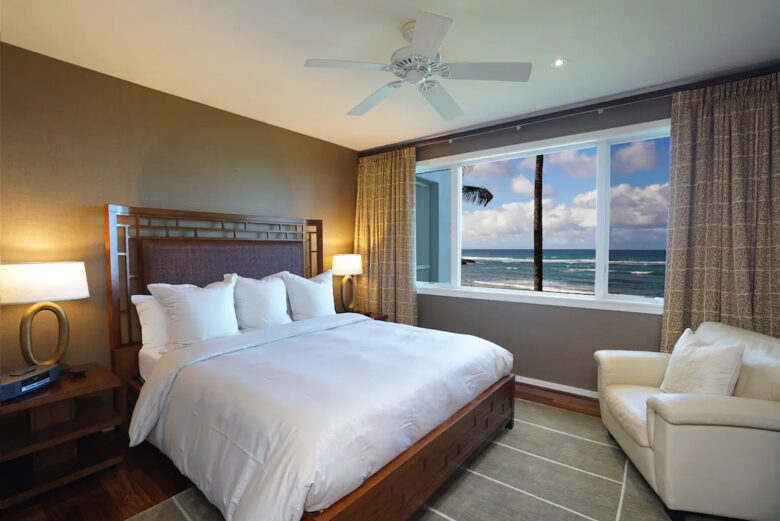 Home Exchange in Kahuku, HI, the first master bedroom with king bed