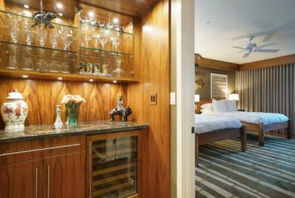 Home Exchange in Kahuku, HI, dry bar with wine cooler