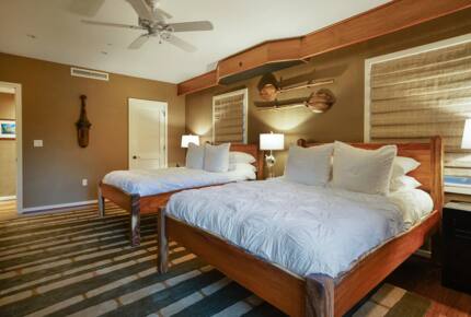 Home Exchange in Kahuku, HI, spacious guest bedroom with two queens