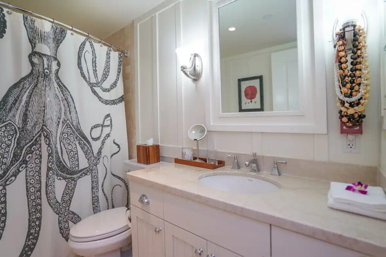 Home Exchange in Kahuku, HI, guest bathroom