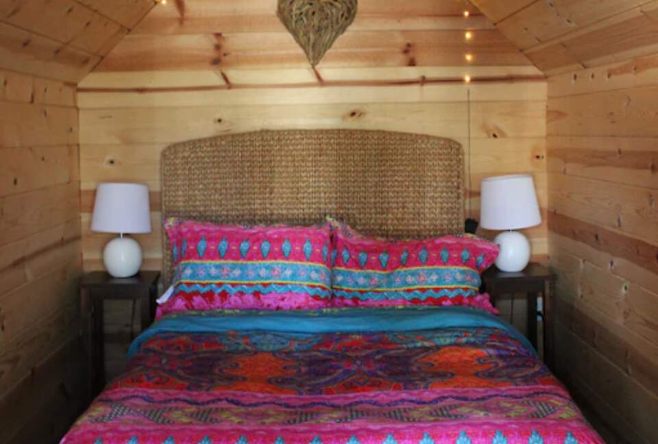 Detached cottage bed