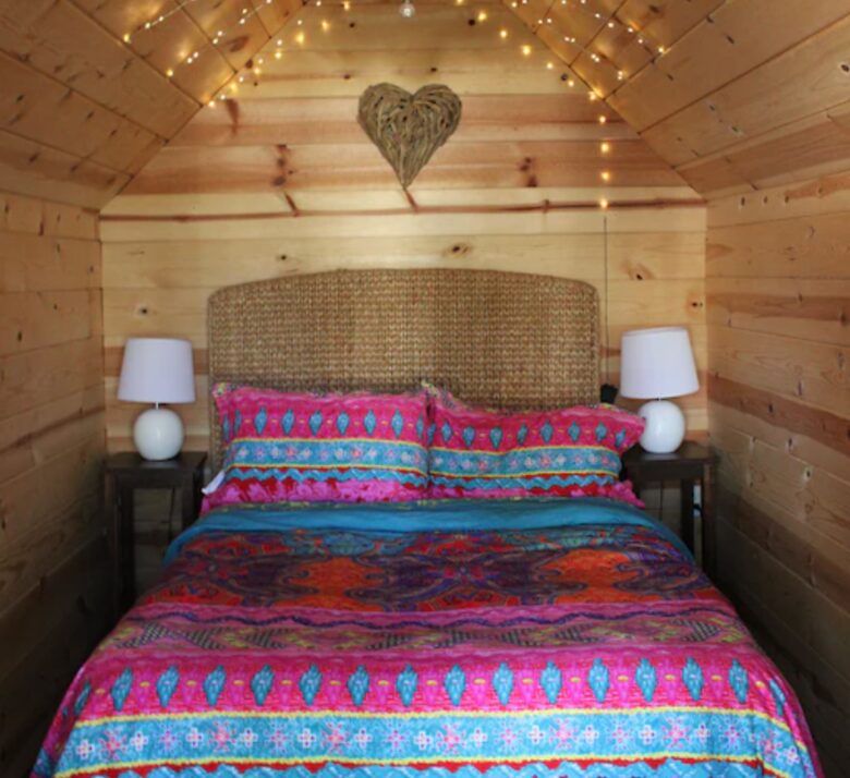 Detached cottage bed