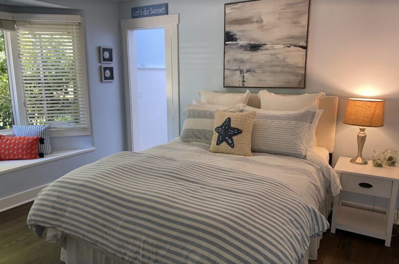 Guest bedroom with bay window and bench seating