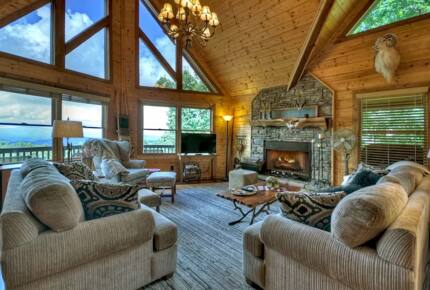 Home Exchange in Mineral Bluff, GA, living room with vaulted ceilings