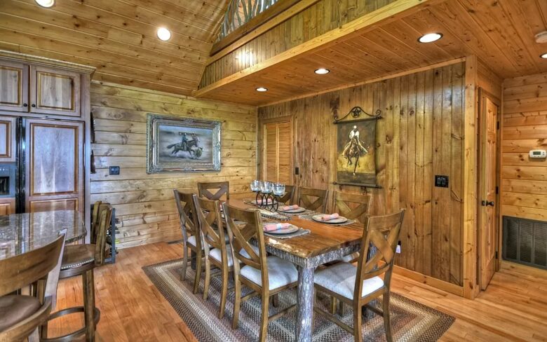 Home Exchange in Mineral Bluff, GA, kitchen and dining space