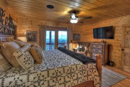 Home Exchange in Mineral Bluff, GA, master bedroom with balcony