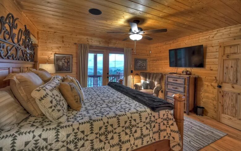 Home Exchange in Mineral Bluff, GA, master bedroom with balcony