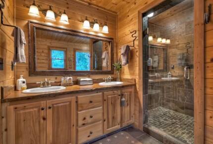 Home Exchange in Mineral Bluff, GA, master en suite walk in shower
