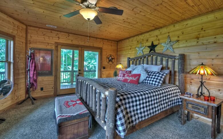 Home Exchange in Mineral Bluff, GA, cozy cabin guest bedroom