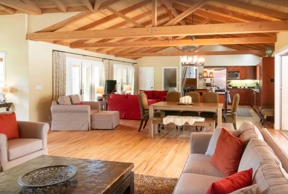 Open floor plan to dining and kitchen