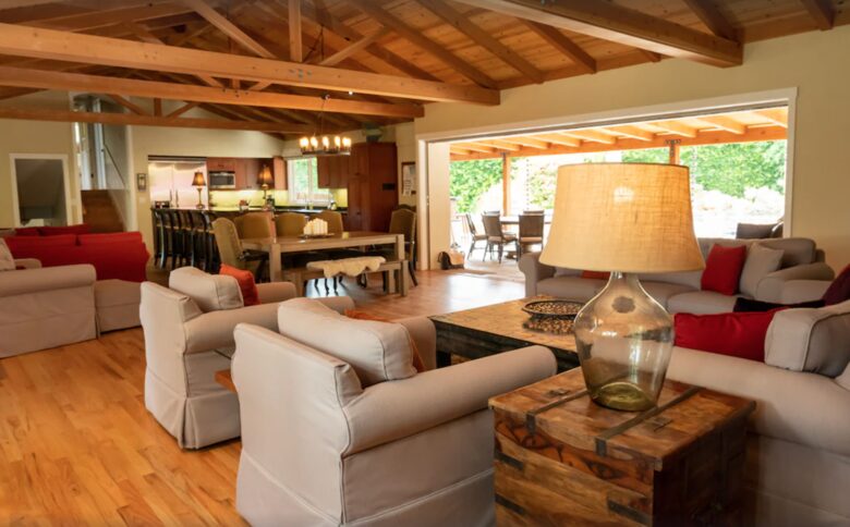 Huge expandable doors to the backyard