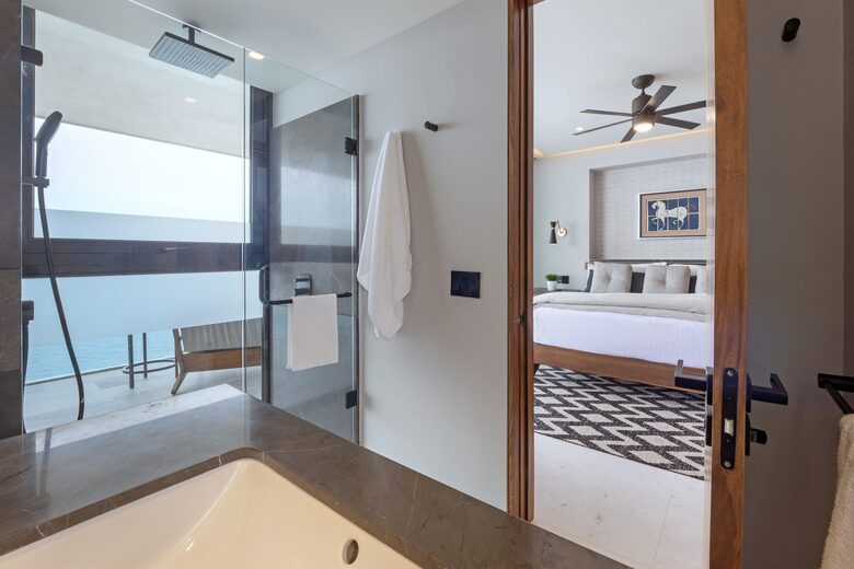 Guest room bath