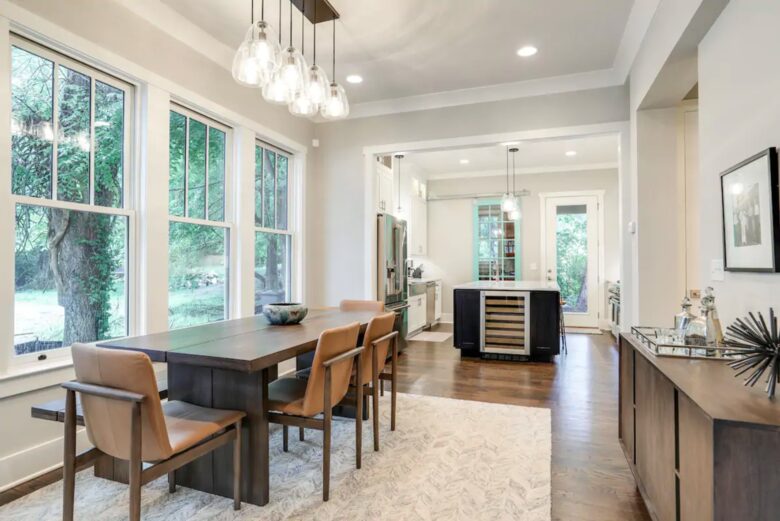 Open floor plan to kitchen