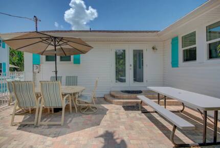 Home Exchange in Clearwater, FL triplex outdoor dining