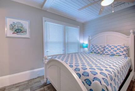 Home Exchange in Clearwater, FL triplex queen bedroom in main house