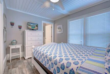 Home Exchange in Clearwater, FL triplex queen bedroom in main house