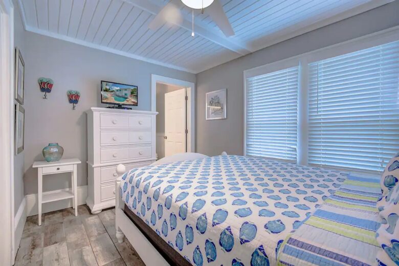 Home Exchange in Clearwater, FL triplex queen bedroom in main house