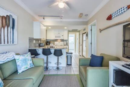 Home Exchange in Clearwater, FL triplex bottom floor second living