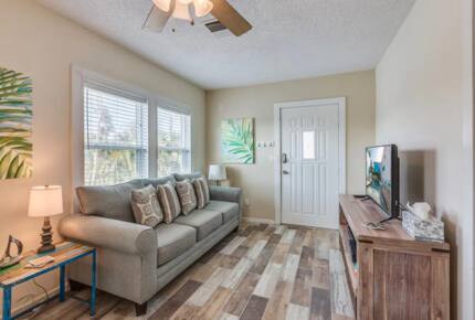 Home Exchange in Clearwater, FL triplex third house living space