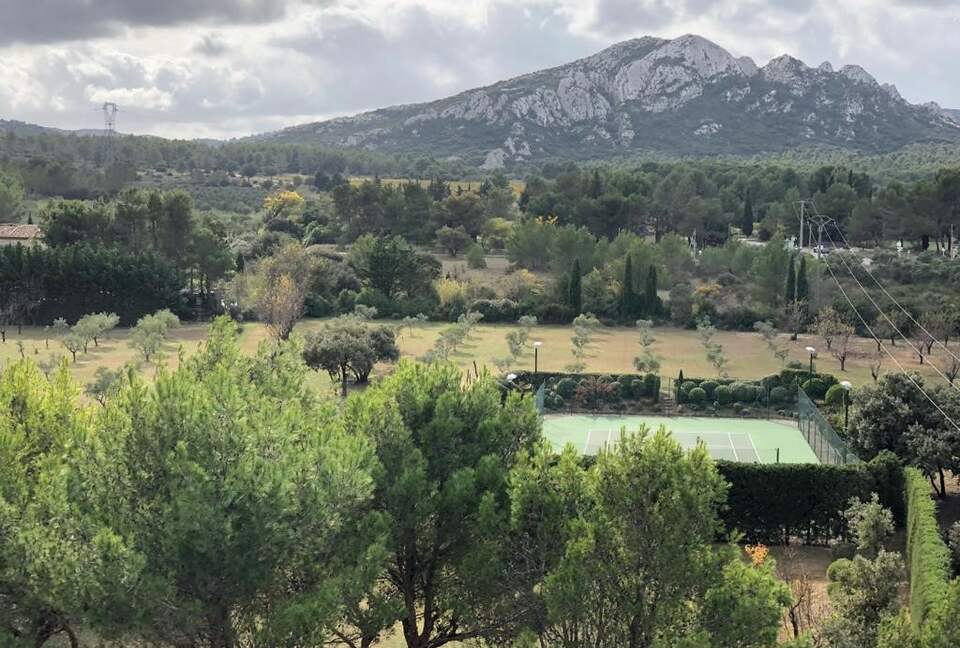 Overhead view of the tennis court, and the Alpilles