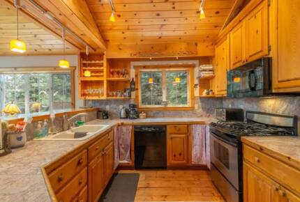 Home Exchange in Truckee, CA, full kitchen with bar seating