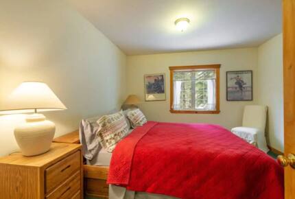 Home Exchange in Truckee, CA, guest bedroom #1 with king bed