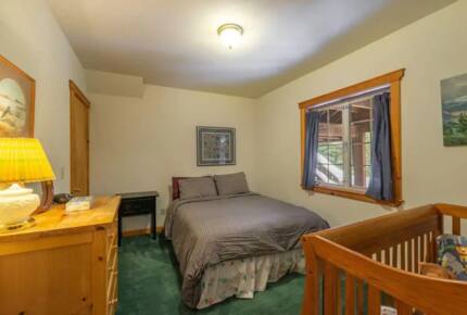 Home Exchange in Truckee, CA, guest bedroom with queen bed and crib
