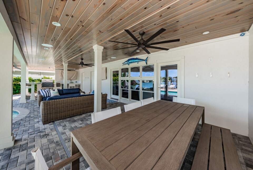 Lanai with dining table and lounge
