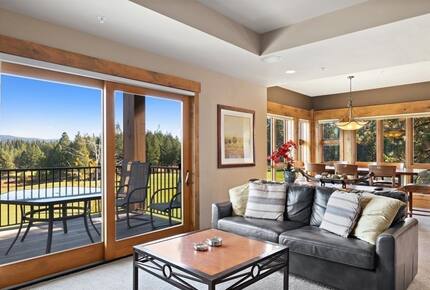 Home Exchange in Cle Elum, WA, luxurious couch