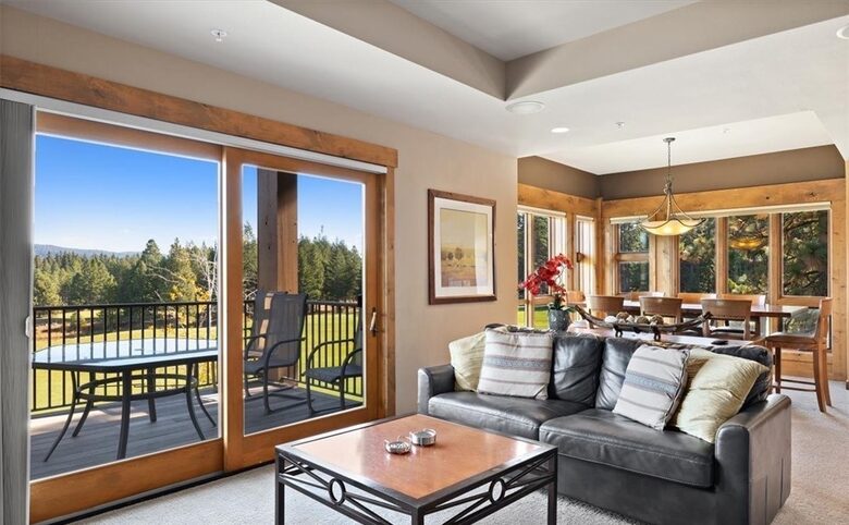 Home Exchange in Cle Elum, WA, luxurious couch