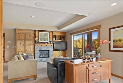 Home Exchange in Cle Elum, WA, living room with fireplace