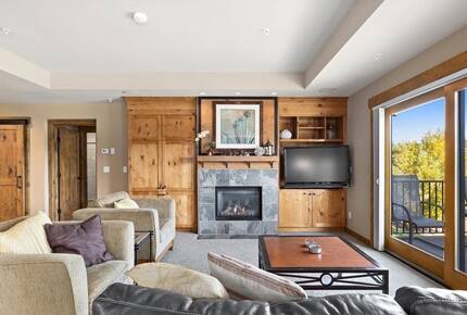 Home Exchange in Cle Elum, WA, warmth surrounds you in this room