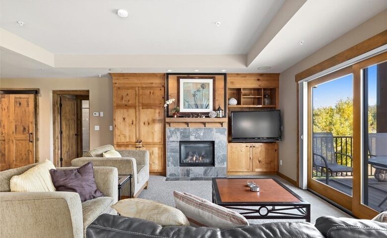 Home Exchange in Cle Elum, WA, warmth surrounds you in this room
