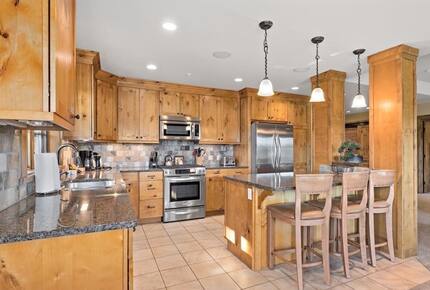 Home Exchange in Cle Elum, WA, kitchen with bar seating