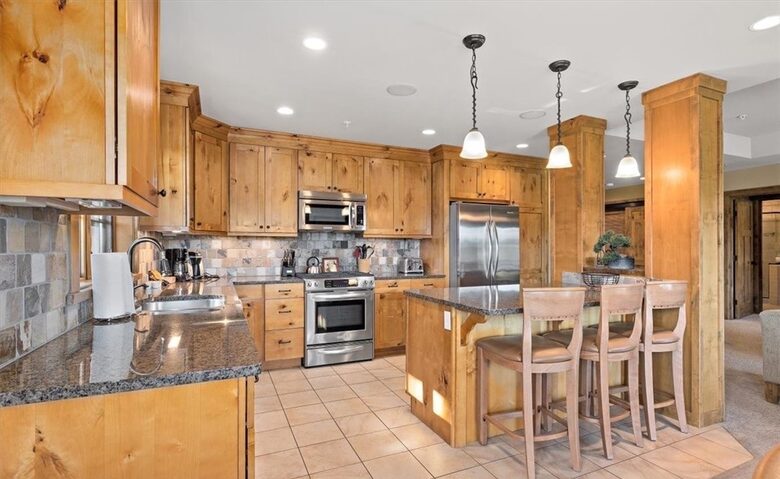 Home Exchange in Cle Elum, WA, kitchen with bar seating