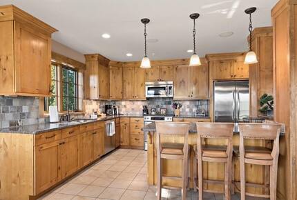 Home Exchange in Cle Elum, WA, stunning wood kitchen