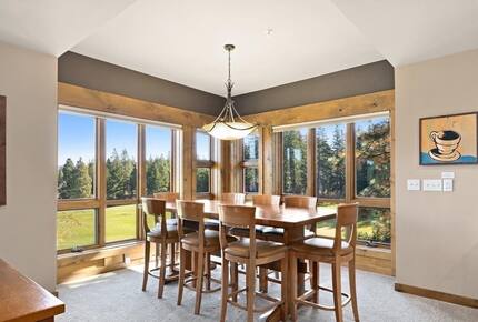 Home Exchange in Cle Elum, WA, dining nook with incredible views