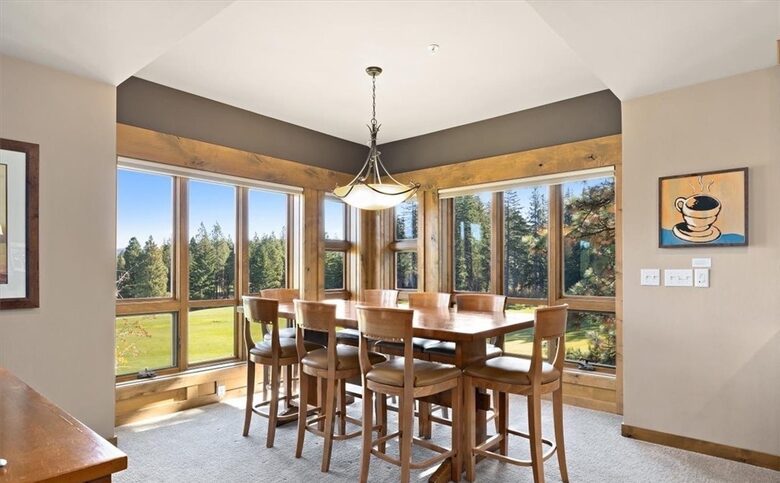 Home Exchange in Cle Elum, WA, dining nook with incredible views