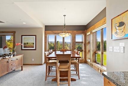 Home Exchange in Cle Elum, WA, dining table with luscious greens