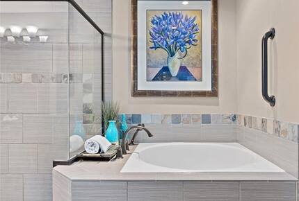 Home Exchange in Cle Elum, WA, master bath soaker tub