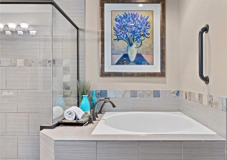 Home Exchange in Cle Elum, WA, master bath soaker tub