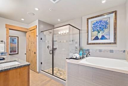 Home Exchange in Cle Elum, WA, master ensuite with wall in shower