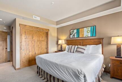 Home Exchange in Cle Elum, WA, master bedroom with king bed