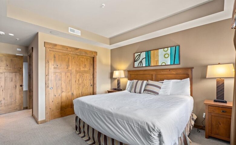 Home Exchange in Cle Elum, WA, master bedroom with king bed