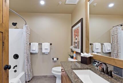 Home Exchange in Cle Elum, WA, guest bathroom