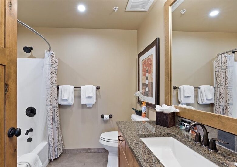 Home Exchange in Cle Elum, WA, guest bathroom